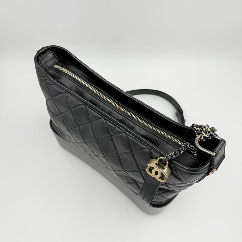 CHANEL - 黑色金釦菱格揉製牛皮流浪包╻大號-6