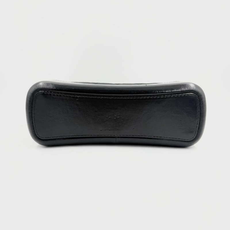 CHANEL - 黑色金釦菱格揉製牛皮流浪包╻大號-7