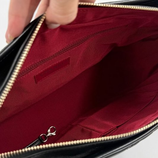 CHANEL - 黑色金釦菱格揉製牛皮流浪包╻大號-13