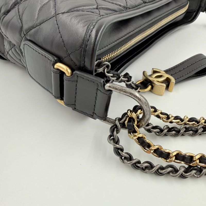 CHANEL - 黑色金釦菱格揉製牛皮流浪包╻大號-14