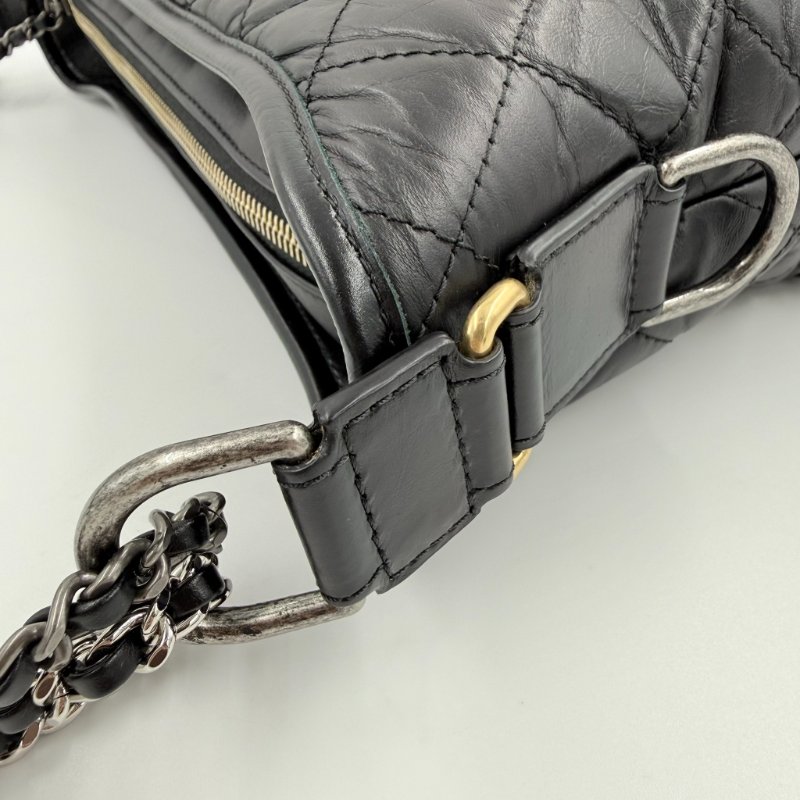 CHANEL - 黑色金釦菱格揉製牛皮流浪包╻大號-15