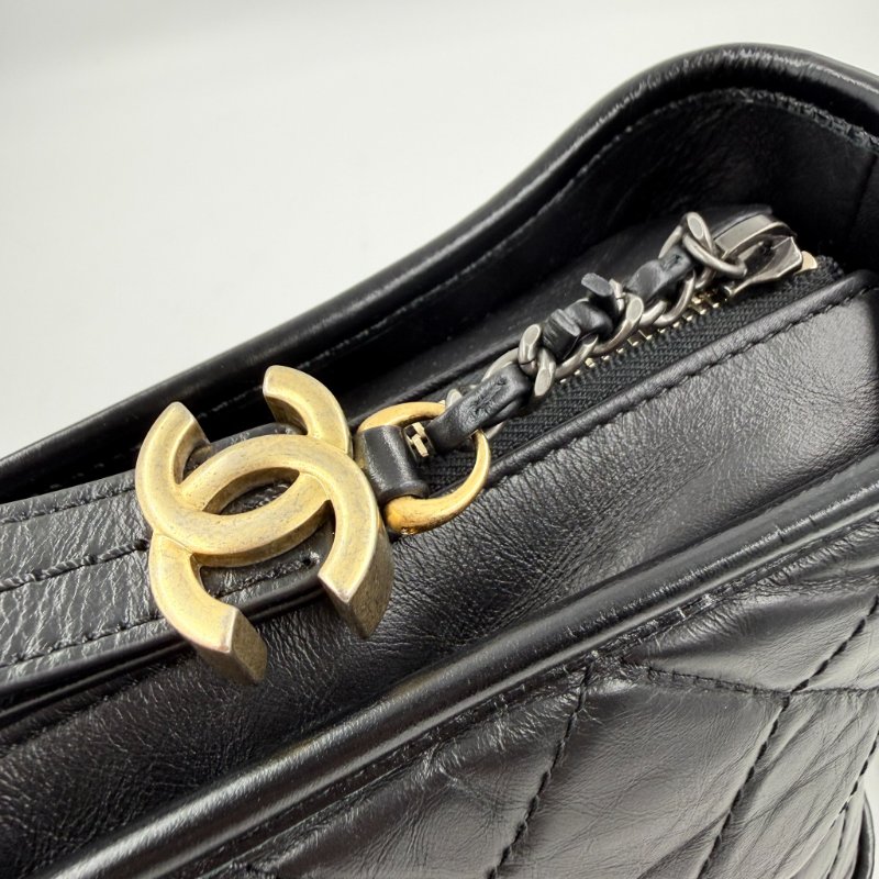 CHANEL - 黑色金釦菱格揉製牛皮流浪包╻大號-16