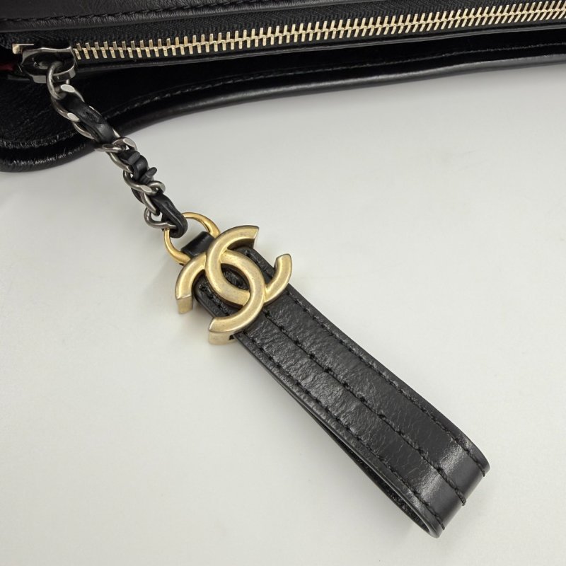 CHANEL - 黑色金釦菱格揉製牛皮流浪包╻大號-17