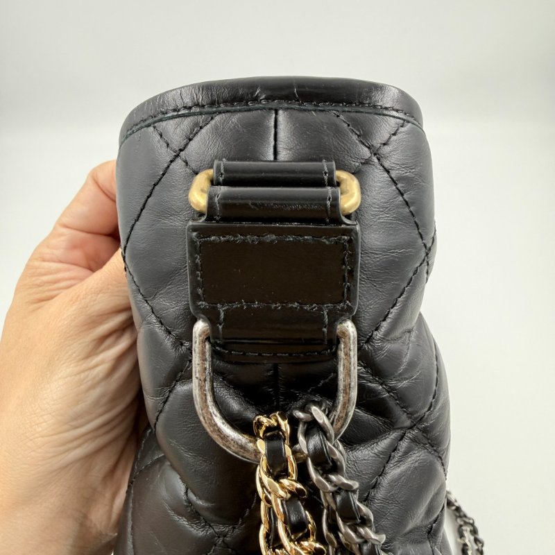 CHANEL - 黑色金釦菱格揉製牛皮流浪包╻大號-18