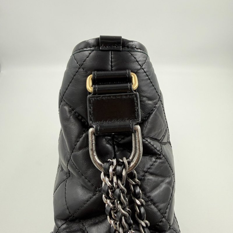 CHANEL - 黑色金釦菱格揉製牛皮流浪包╻大號-19
