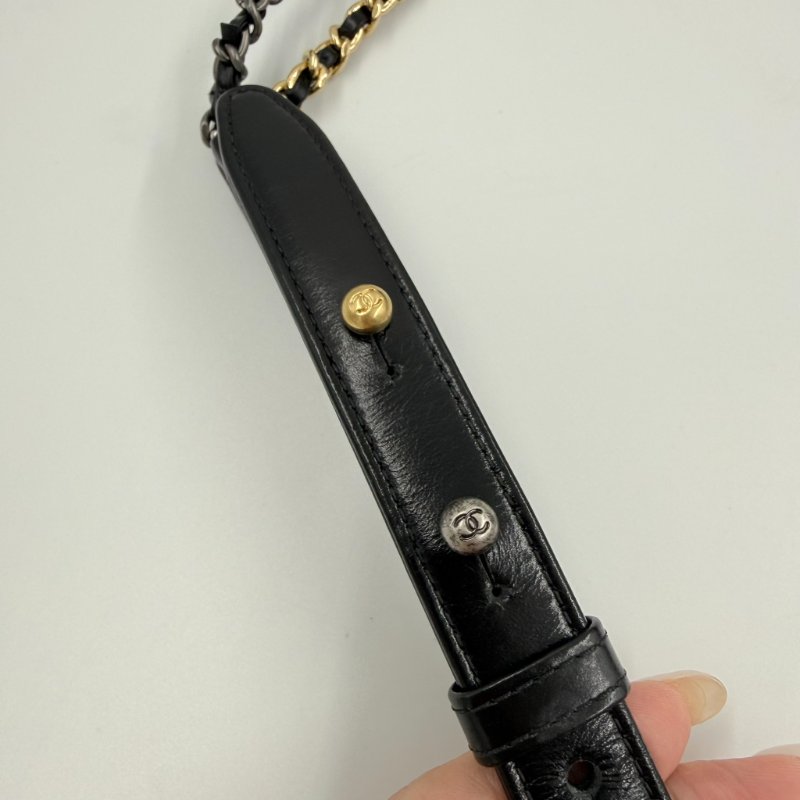 CHANEL - 黑色金釦菱格揉製牛皮流浪包╻大號-21