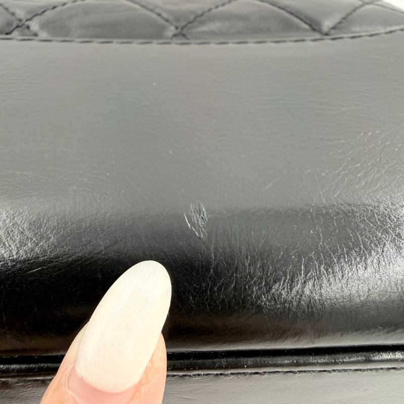 CHANEL - 黑色金釦菱格揉製牛皮流浪包╻大號-23