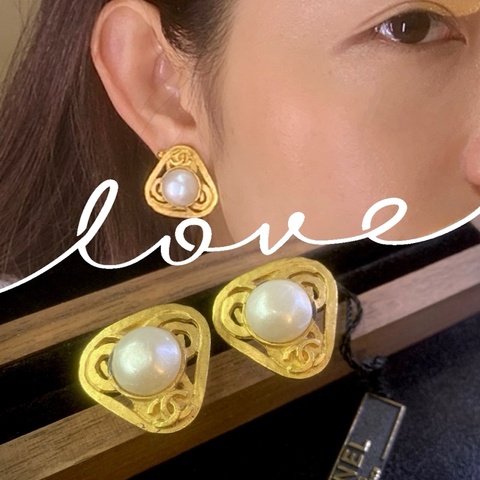 Chanel Vintage Gold/ White Costume Pearl Metal Ear Clips 香奈兒琉璃珍珠耳夾