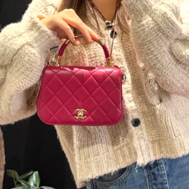優雅韻味十足😍99新🆕Chanel香奈兒酒紅色荔枝牛皮金扣郵差包手提包單肩斜挎包-0