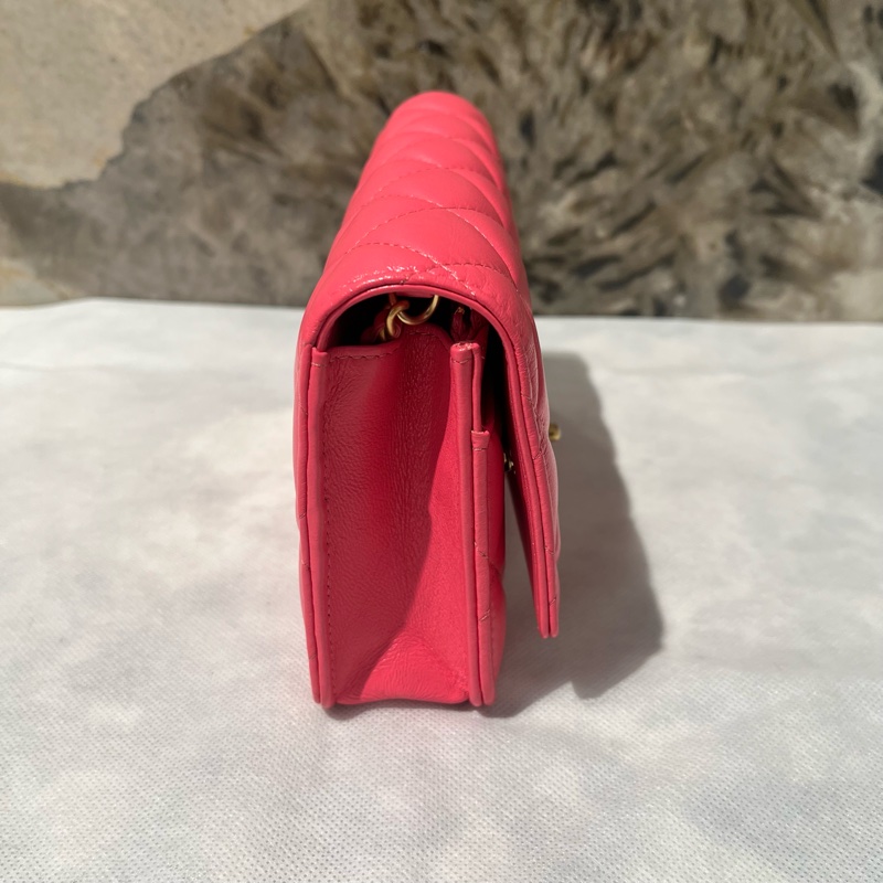 Chanel粉色羊皮愛心轉釦WOC-3