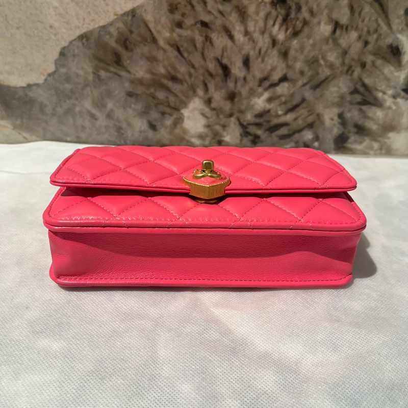 Chanel粉色羊皮愛心轉釦WOC-4