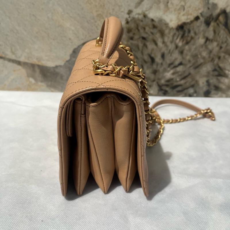 Chanel奶茶色荔枝牛皮金釦掀蓋風琴包-2