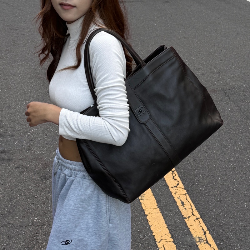 （極新🎁 超稀有） Chanel “So Black” 黑釦 肩背托特包【專櫃27.6萬】-0