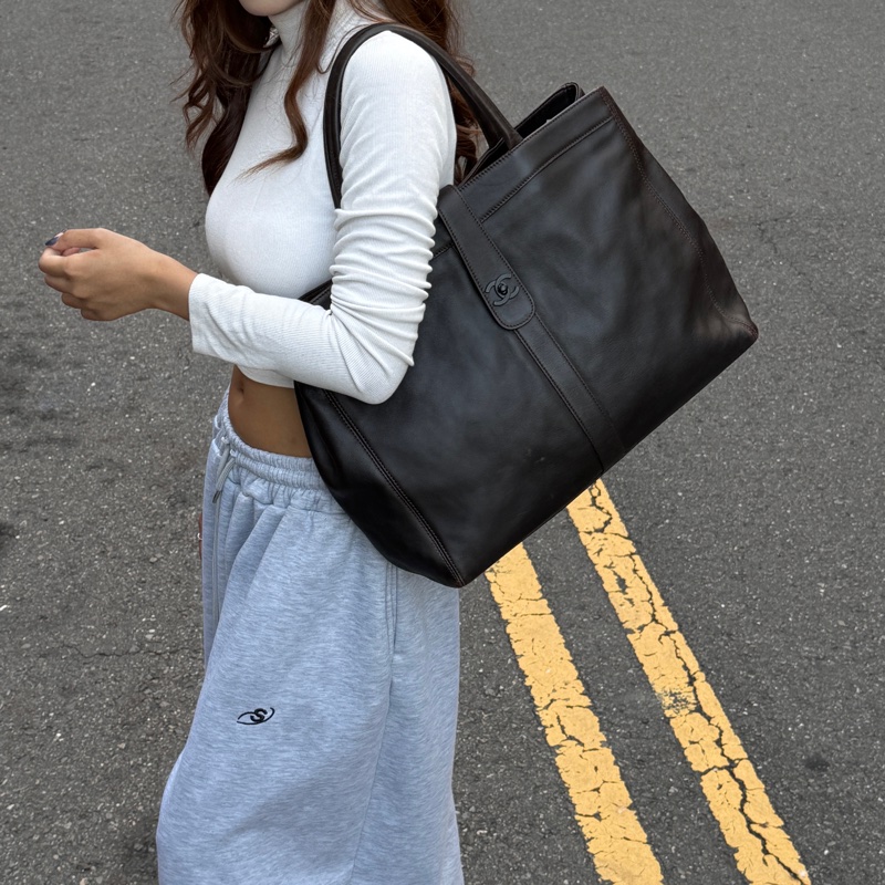 （極新🎁 超稀有） Chanel “So Black” 黑釦 肩背托特包【專櫃27.6萬】-2