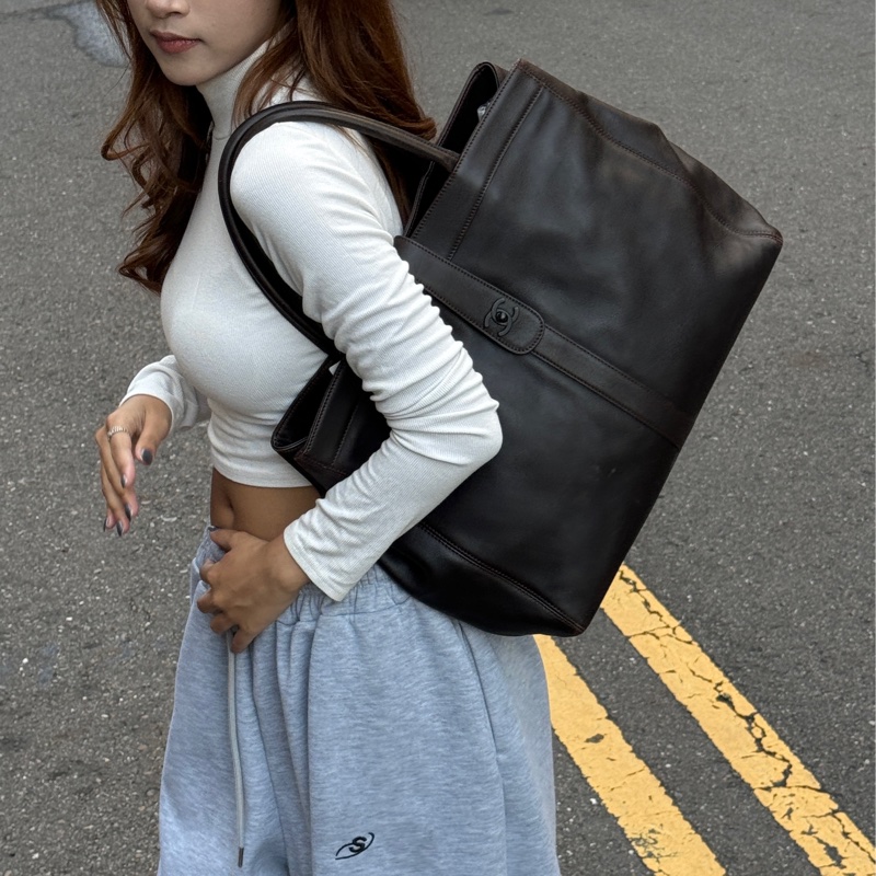 （極新🎁 超稀有） Chanel “So Black” 黑釦 肩背托特包【專櫃27.6萬】-21