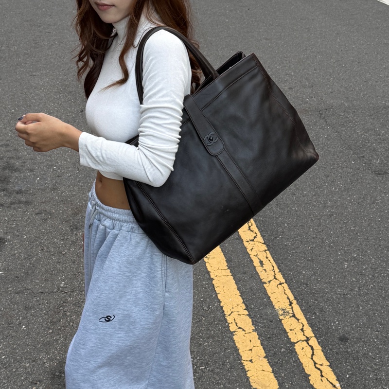 （極新🎁 超稀有） Chanel “So Black” 黑釦 肩背托特包【專櫃27.6萬】-23