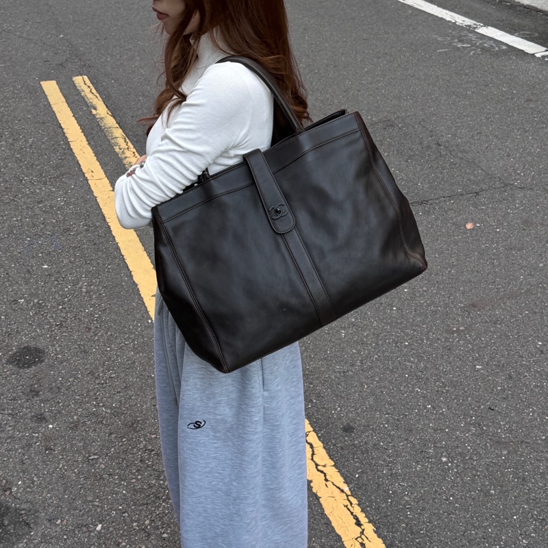 （極新🎁 超稀有） Chanel “So Black” 黑釦 肩背托特包【專櫃27.6萬】-24