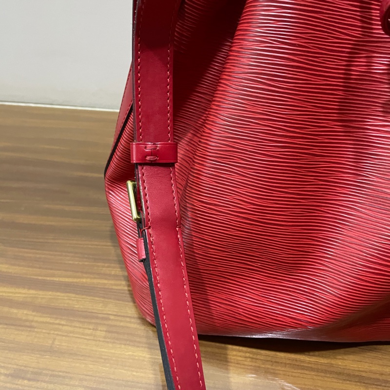 正品LV EPI水波紋水桶包-10
