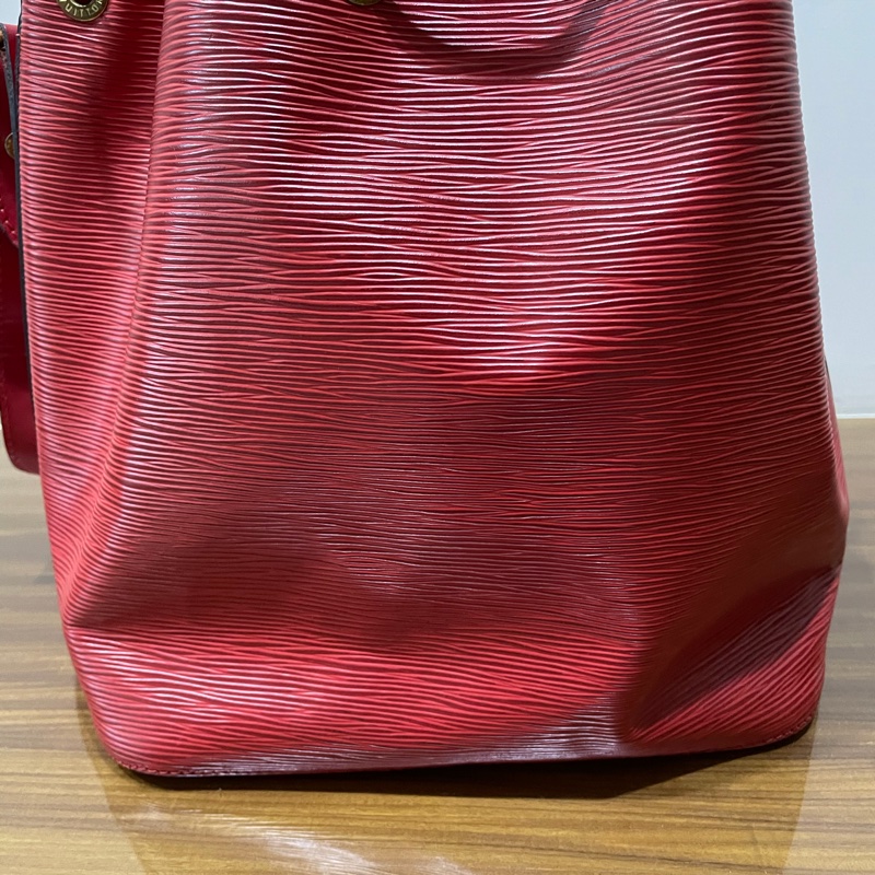 正品LV EPI水波紋水桶包-11