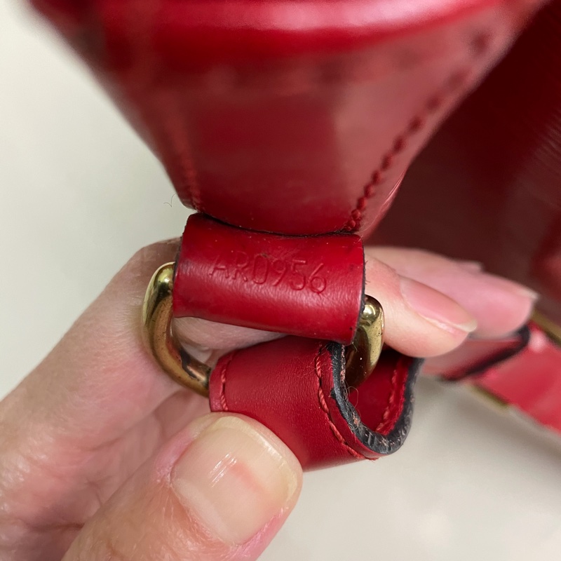 正品LV EPI水波紋水桶包-12