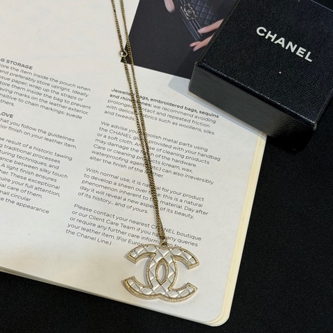 CHANEL白色菱格紋大雙C淡金項練