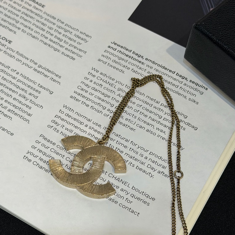 CHANEL白色菱格紋大雙C淡金項練-6