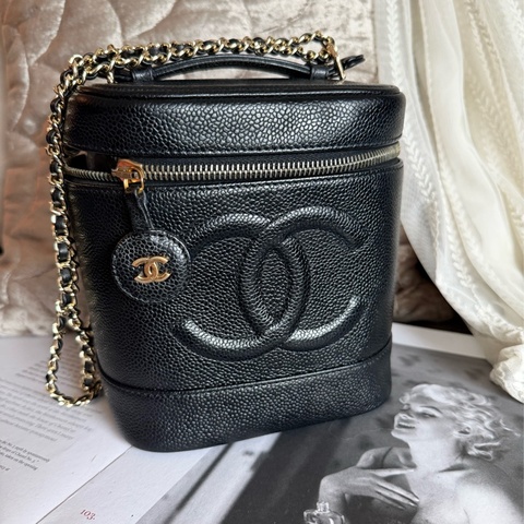 香奈兒 CHANEL 黑金 魚子醬 牛皮 豎版經典 化妝箱 化妝袋 小盒子 黑色 化妝包  黑色皮革 魚子醬 經典款 斜挎包 腋下包 側背包 小箱子 中古 復古 老香 古董包 盒子 vintage chanel black caviar vanity bag 包