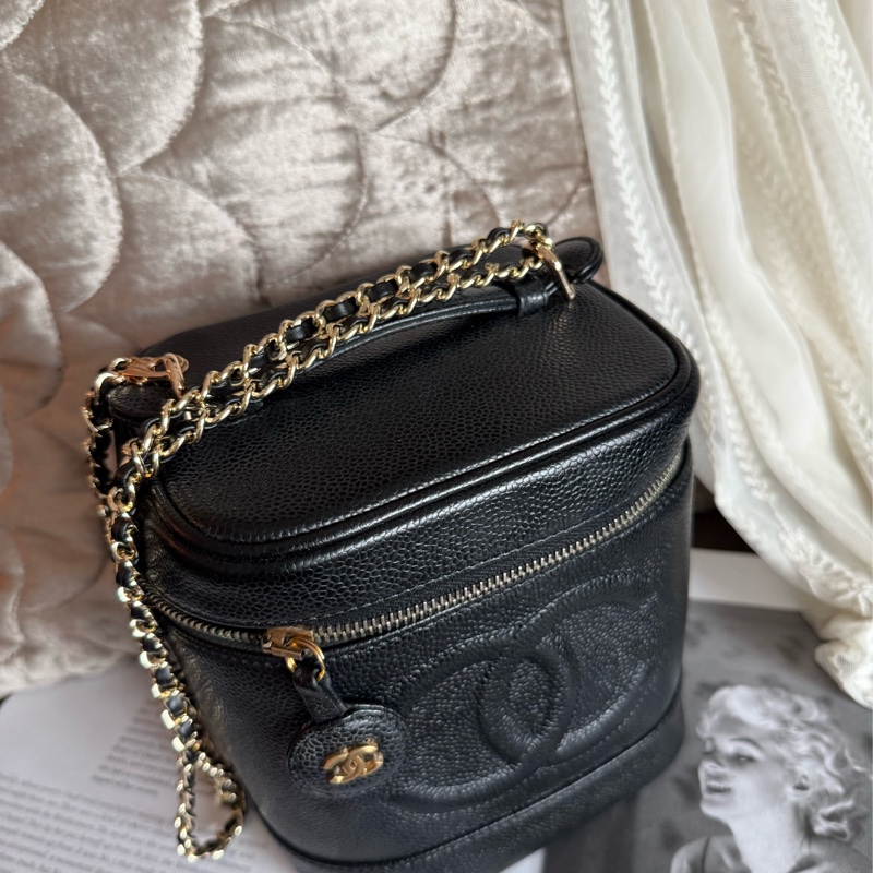 香奈兒 CHANEL 黑金 魚子醬 牛皮 豎版經典 化妝箱 化妝袋 小盒子 黑色 化妝包  黑色皮革 魚子醬 經典款 斜挎包 腋下包 側背包 小箱子 中古 復古 老香 古董包 盒子 vintage chanel black caviar vanity bag 包-1