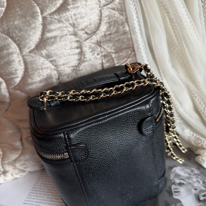 香奈兒 CHANEL 黑金 魚子醬 牛皮 豎版經典 化妝箱 化妝袋 小盒子 黑色 化妝包  黑色皮革 魚子醬 經典款 斜挎包 腋下包 側背包 小箱子 中古 復古 老香 古董包 盒子 vintage chanel black caviar vanity bag 包-4