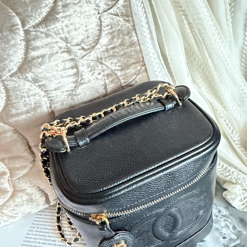 香奈兒 CHANEL 黑金 魚子醬 牛皮 豎版經典 化妝箱 化妝袋 小盒子 黑色 化妝包  黑色皮革 魚子醬 經典款 斜挎包 腋下包 側背包 小箱子 中古 復古 老香 古董包 盒子 vintage chanel black caviar vanity bag 包-9