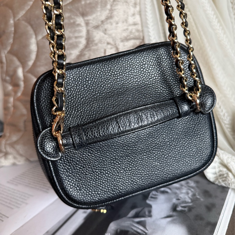 香奈兒 CHANEL 黑金 魚子醬 牛皮 豎版經典 化妝箱 化妝袋 小盒子 黑色 化妝包  黑色皮革 魚子醬 經典款 斜挎包 腋下包 側背包 小箱子 中古 復古 老香 古董包 盒子 vintage chanel black caviar vanity bag 包-10