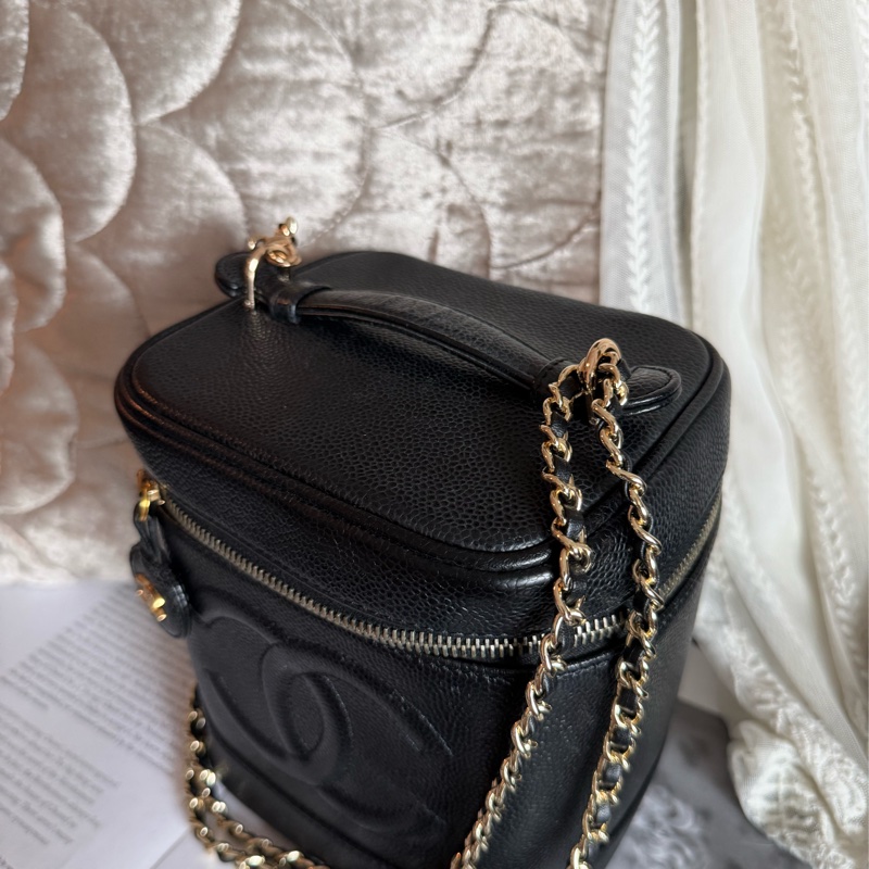 香奈兒 CHANEL 黑金 魚子醬 牛皮 豎版經典 化妝箱 化妝袋 小盒子 黑色 化妝包  黑色皮革 魚子醬 經典款 斜挎包 腋下包 側背包 小箱子 中古 復古 老香 古董包 盒子 vintage chanel black caviar vanity bag 包-14