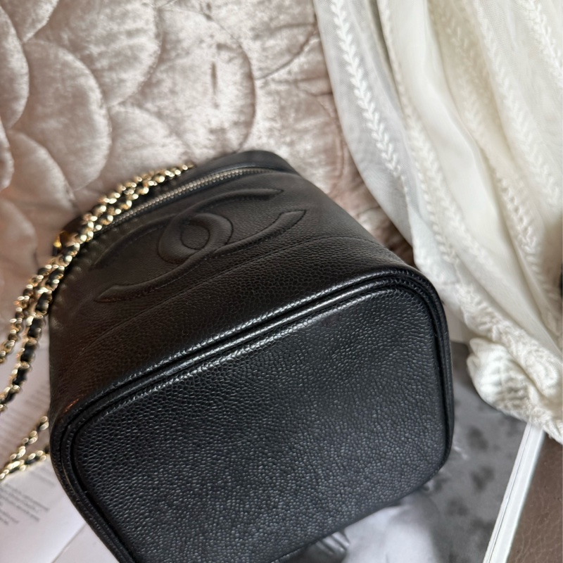 香奈兒 CHANEL 黑金 魚子醬 牛皮 豎版經典 化妝箱 化妝袋 小盒子 黑色 化妝包  黑色皮革 魚子醬 經典款 斜挎包 腋下包 側背包 小箱子 中古 復古 老香 古董包 盒子 vintage chanel black caviar vanity bag 包-15