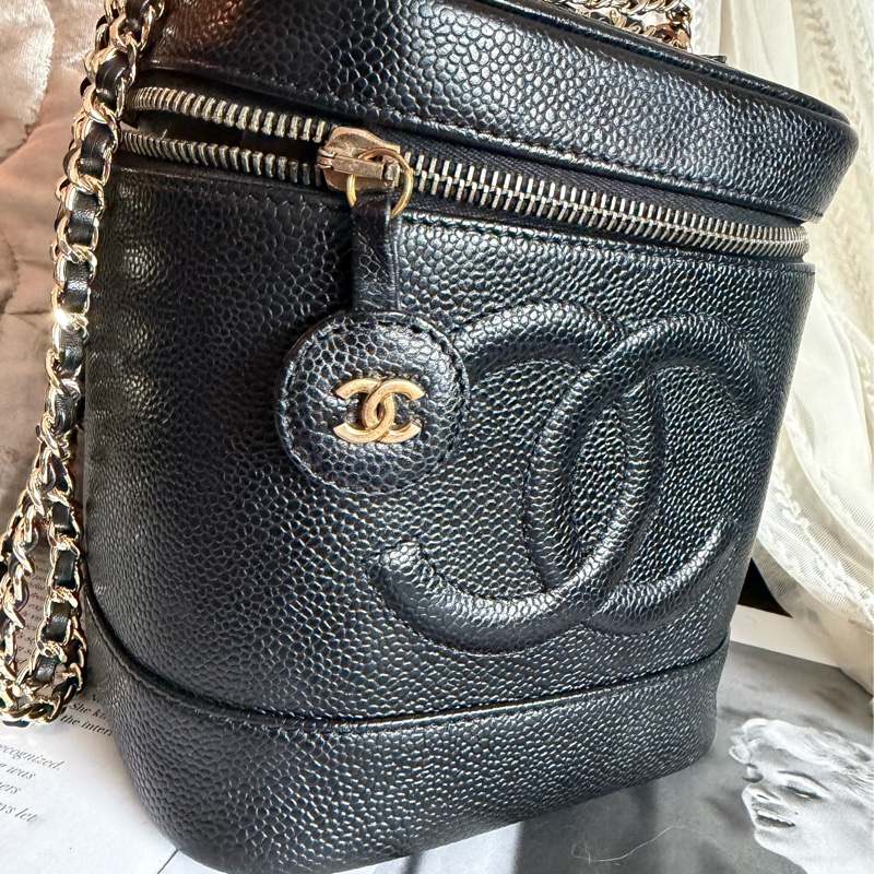 香奈兒 CHANEL 黑金 魚子醬 牛皮 豎版經典 化妝箱 化妝袋 小盒子 黑色 化妝包  黑色皮革 魚子醬 經典款 斜挎包 腋下包 側背包 小箱子 中古 復古 老香 古董包 盒子 vintage chanel black caviar vanity bag 包-16