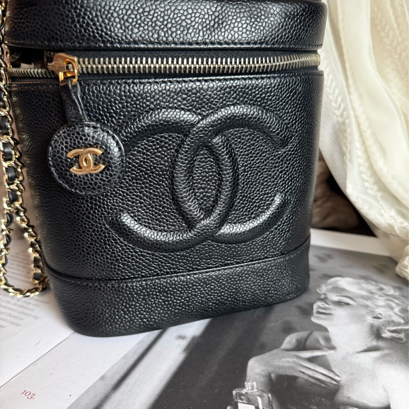 香奈兒 CHANEL 黑金 魚子醬 牛皮 豎版經典 化妝箱 化妝袋 小盒子 黑色 化妝包  黑色皮革 魚子醬 經典款 斜挎包 腋下包 側背包 小箱子 中古 復古 老香 古董包 盒子 vintage chanel black caviar vanity bag 包-17