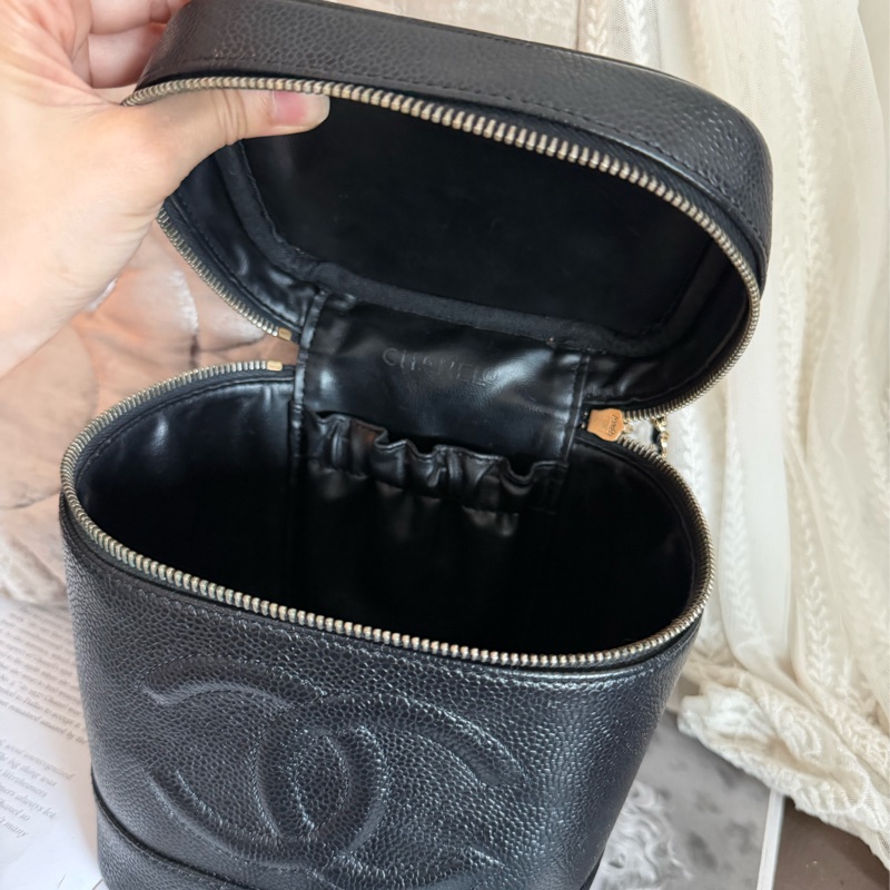 香奈兒 CHANEL 黑金 魚子醬 牛皮 豎版經典 化妝箱 化妝袋 小盒子 黑色 化妝包  黑色皮革 魚子醬 經典款 斜挎包 腋下包 側背包 小箱子 中古 復古 老香 古董包 盒子 vintage chanel black caviar vanity bag 包-18
