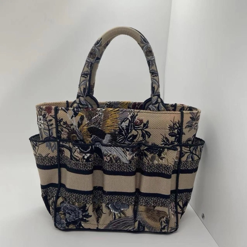 Dior 冬日花園 刺繡 book tote 手提包👜-1