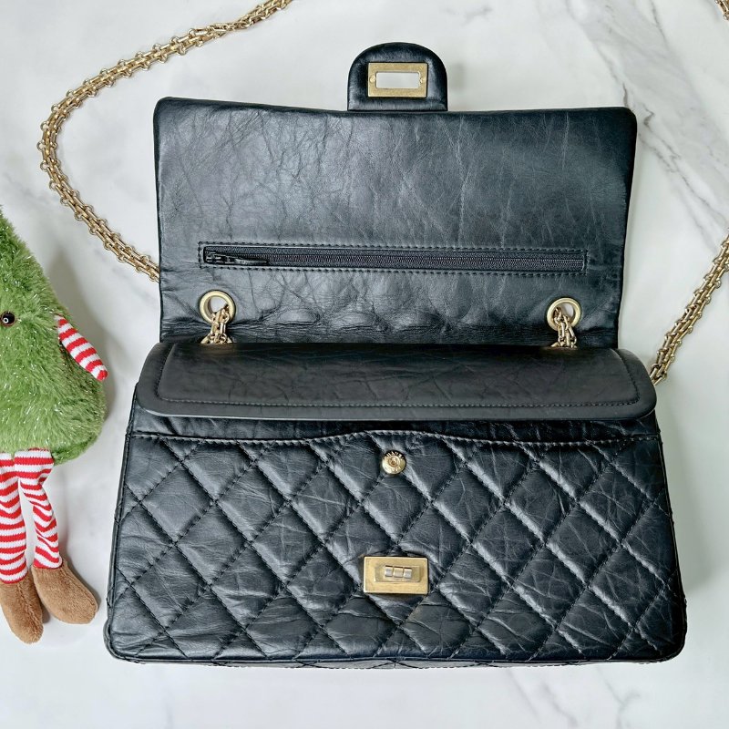 CHANEL 2.55黑金掀蓋鏈帶包-4