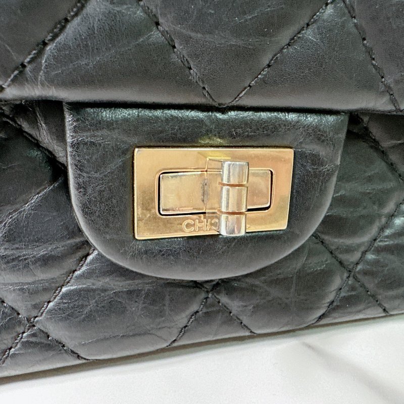 CHANEL 2.55黑金掀蓋鏈帶包-8