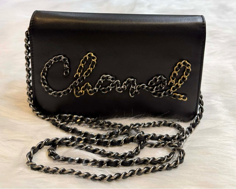 Chanel 黑色小牛皮皮穿鏈書寫 Logo WOC-3