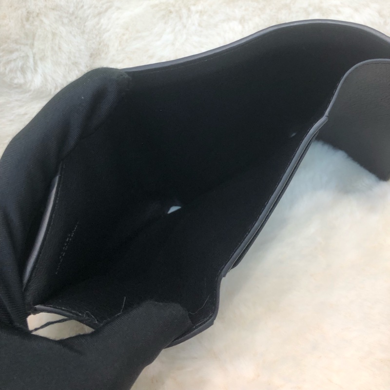 Loewe 黑色牛皮銀包 XC398-19