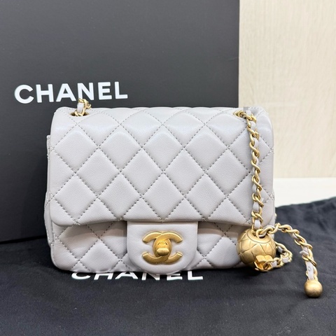 CHANEL✨淺灰羊皮金釦金球方胖 AS1786