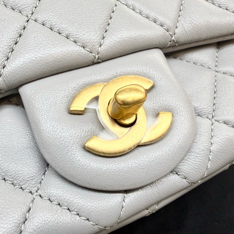 CHANEL✨淺灰羊皮金釦金球方胖 AS1786-5