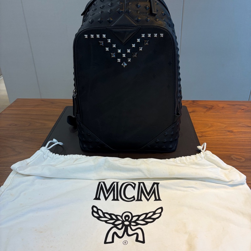 MCM黑色鉚釘品牌Logo壓紋後背包-0