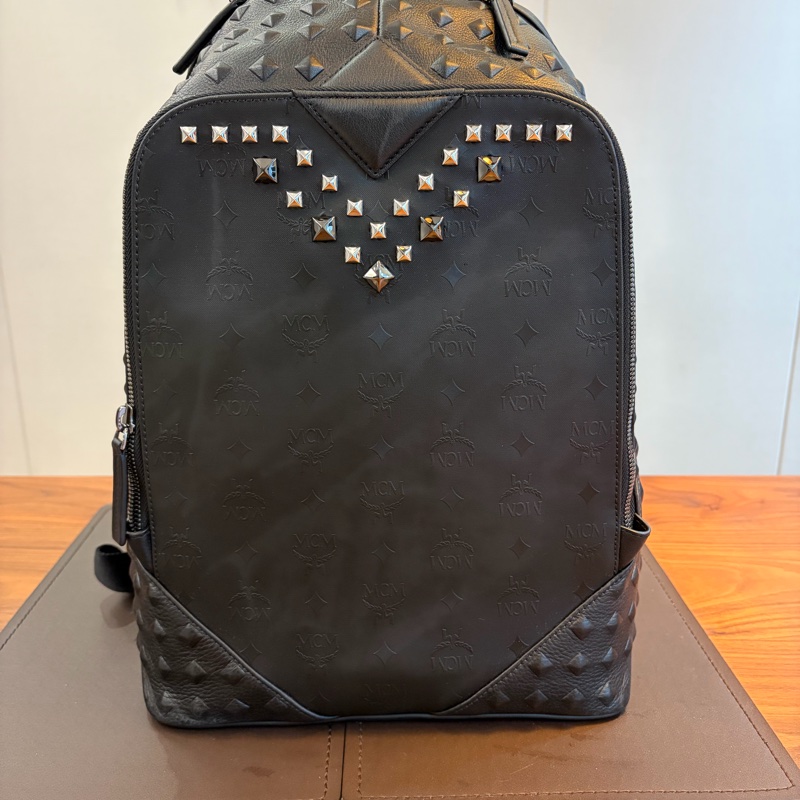 MCM黑色鉚釘品牌Logo壓紋後背包-1