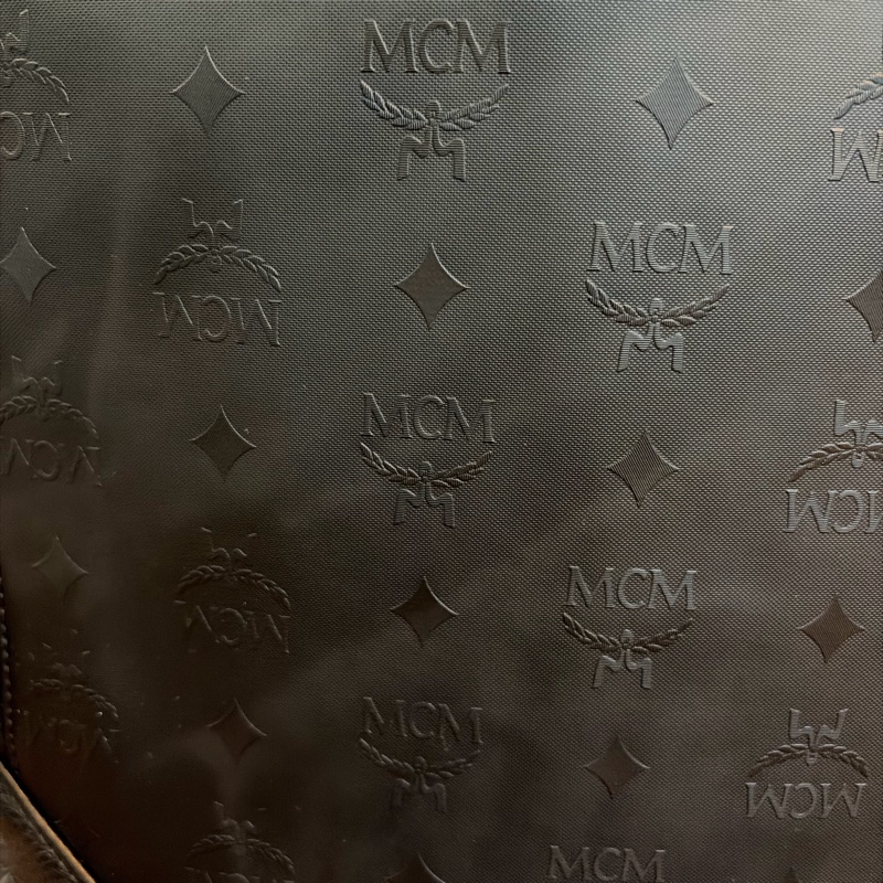 MCM黑色鉚釘品牌Logo壓紋後背包-4