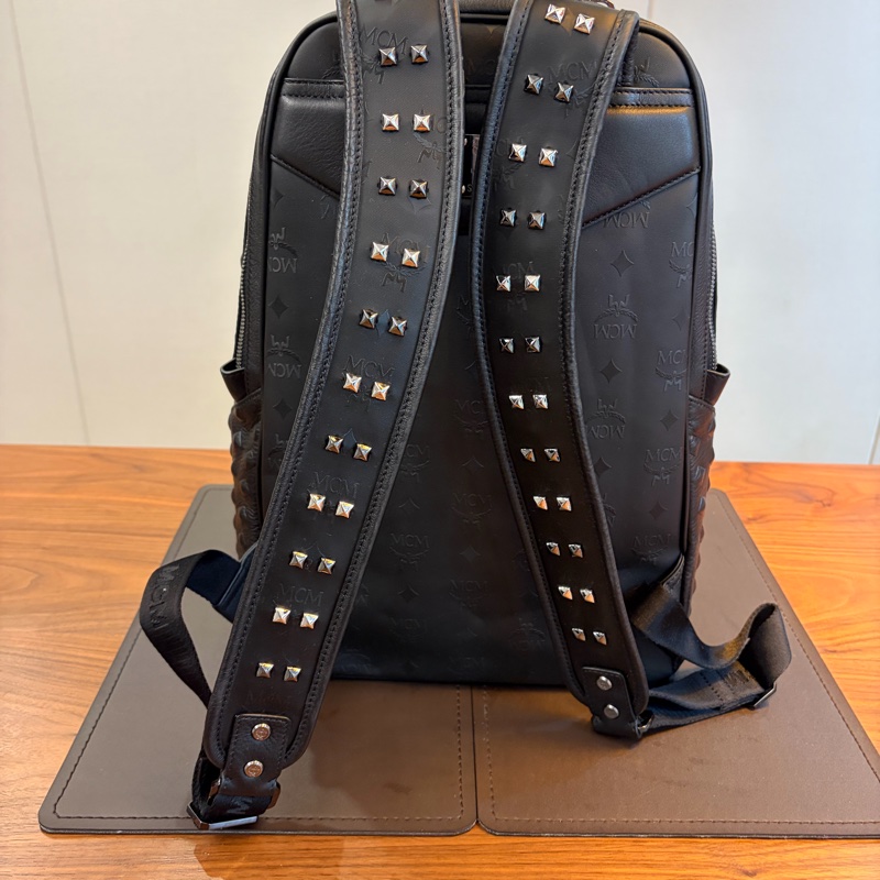 MCM黑色鉚釘品牌Logo壓紋後背包-6