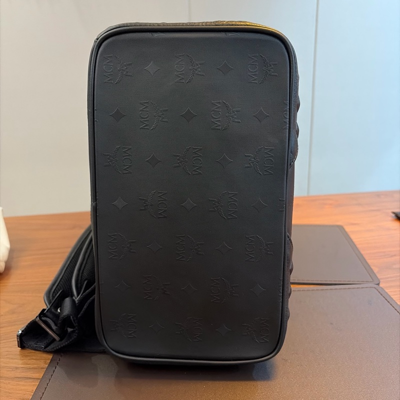 MCM黑色鉚釘品牌Logo壓紋後背包-7