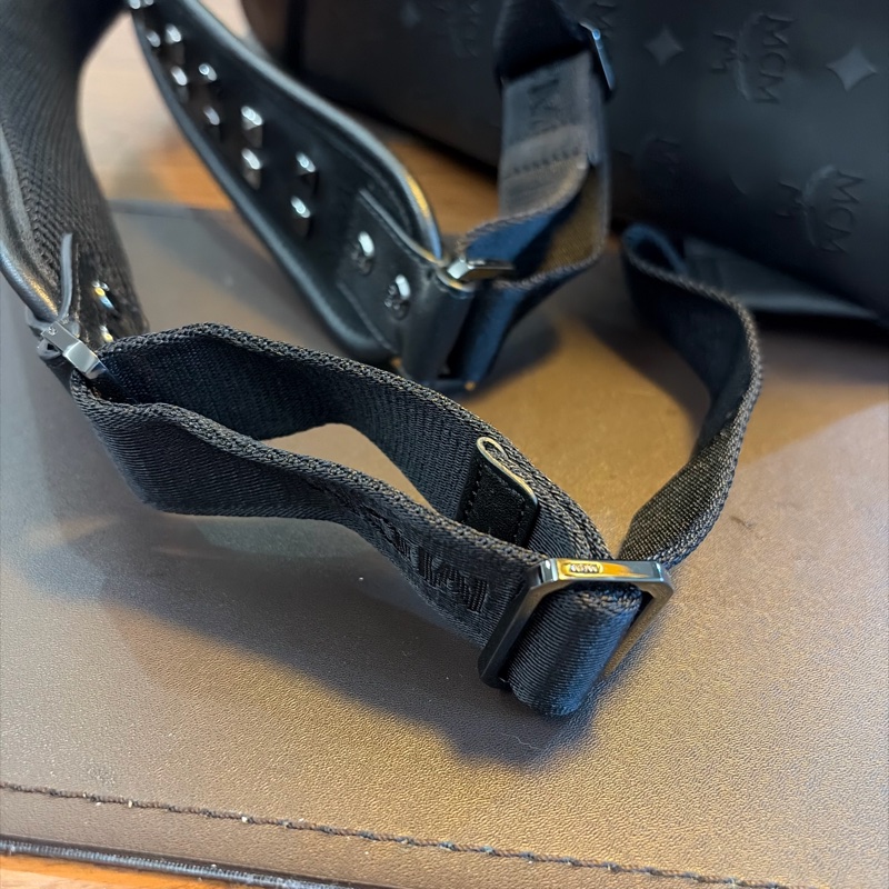 MCM黑色鉚釘品牌Logo壓紋後背包-13