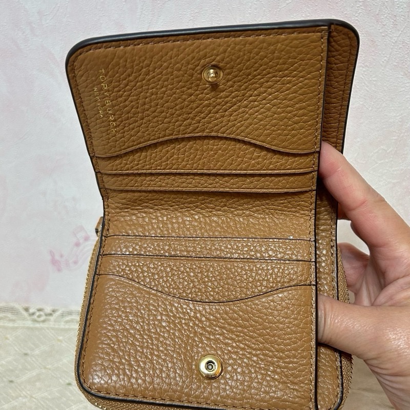 TORY BURCH 荔枝紋浮雕LOGO釦式對開短夾-棕色-0